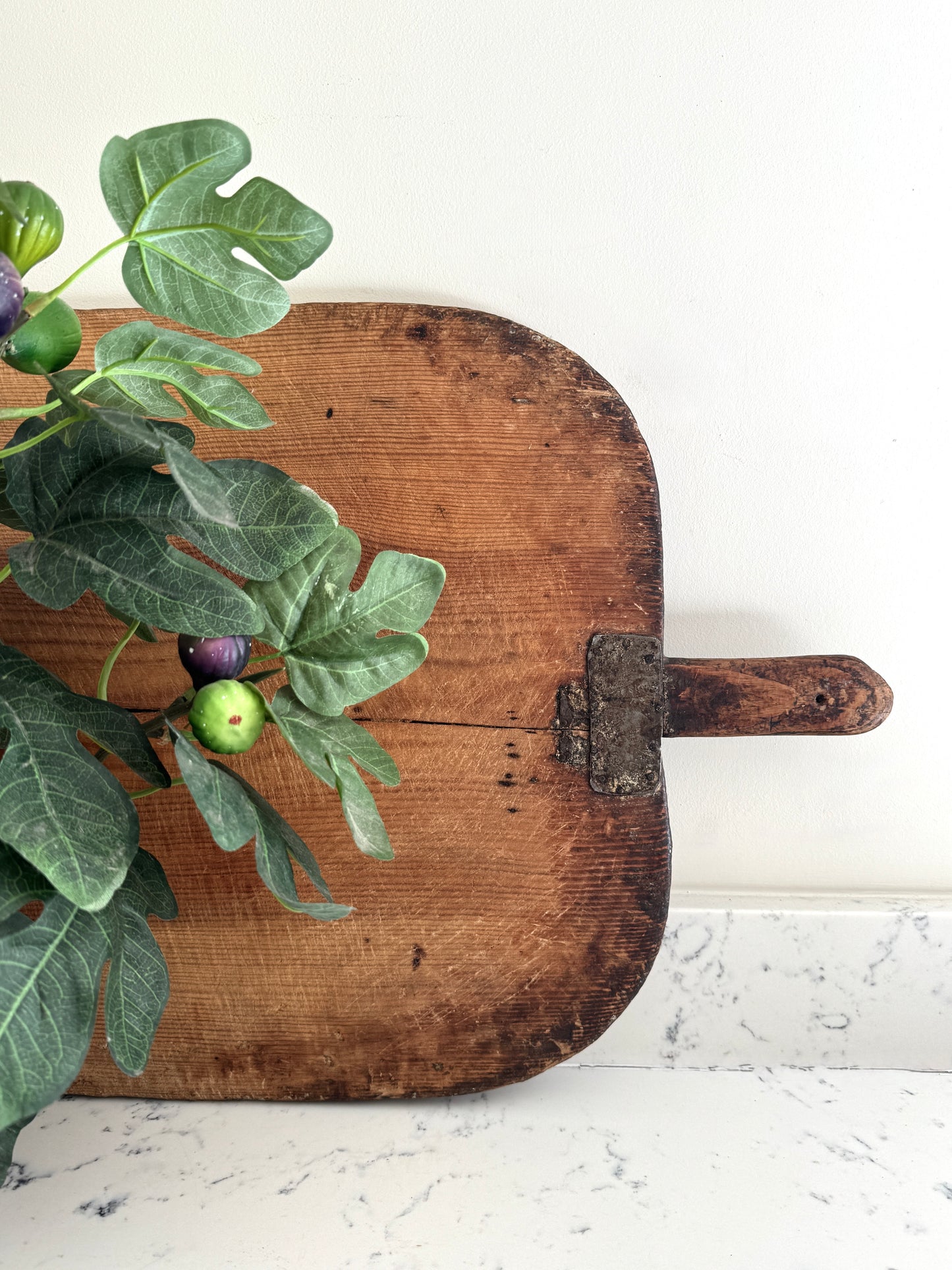 STUNNING EUROPEAN BREAD BOARD - large