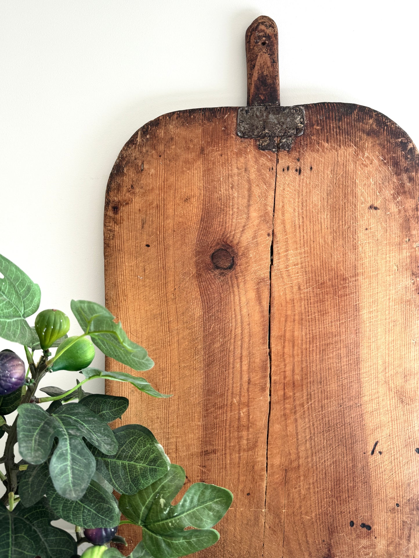 STUNNING EUROPEAN BREAD BOARD - large