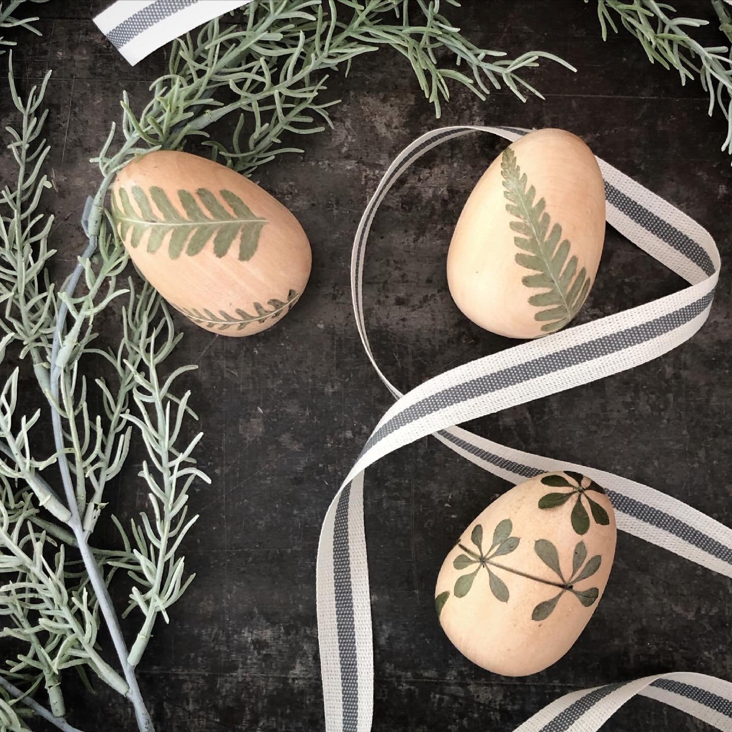 DECOUPAGE DECORATIVE EGGS