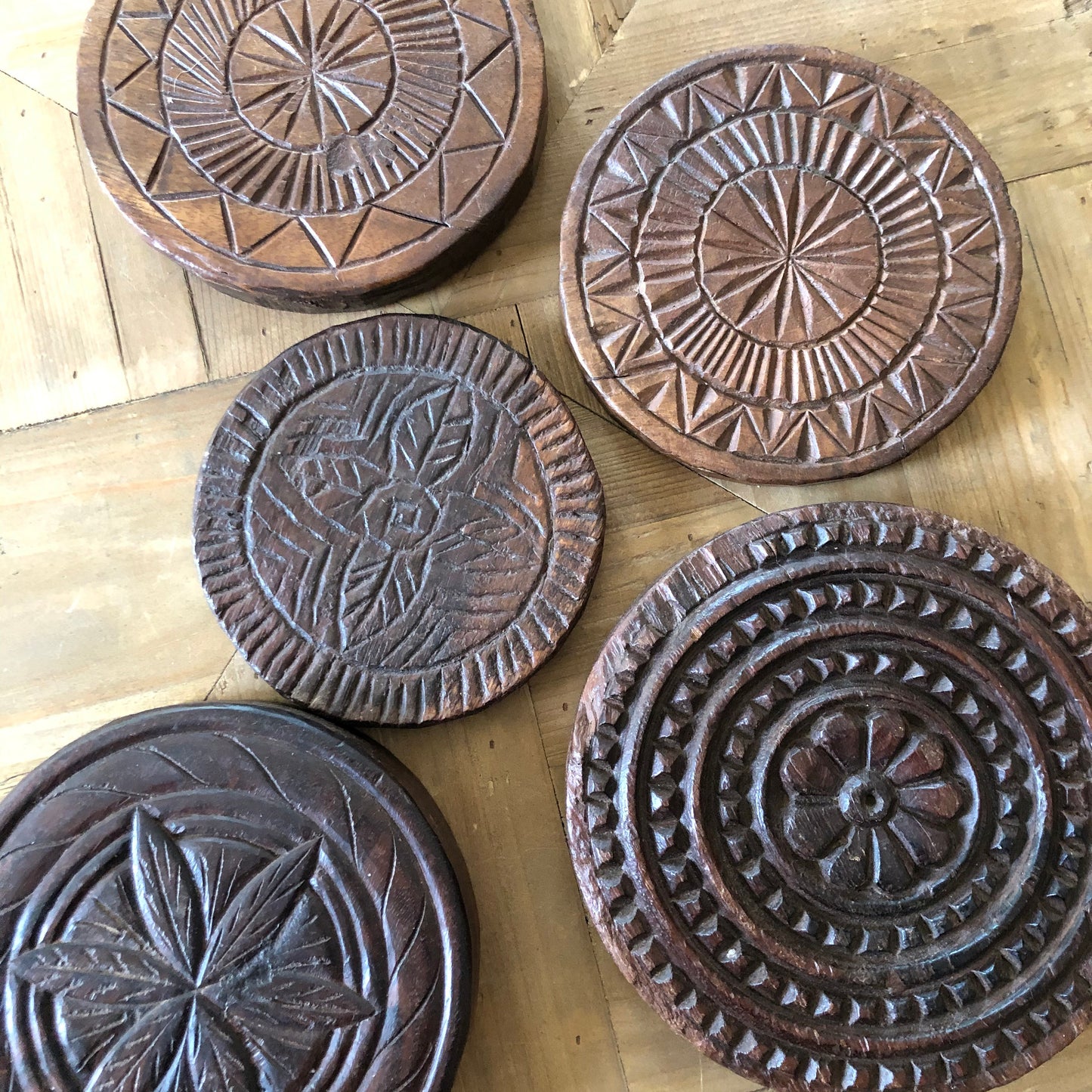 DECORATIVE CARVED WOODEN DISCS