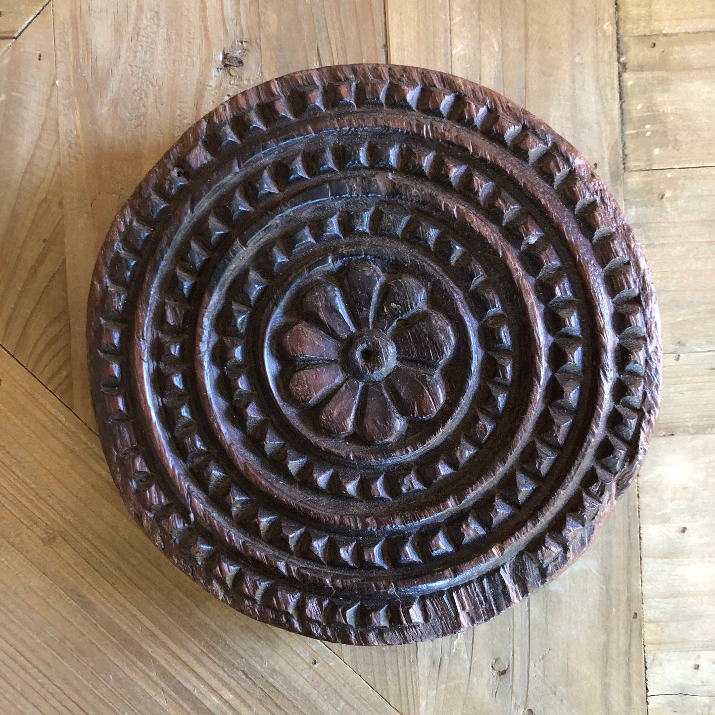 DECORATIVE CARVED WOODEN DISCS
