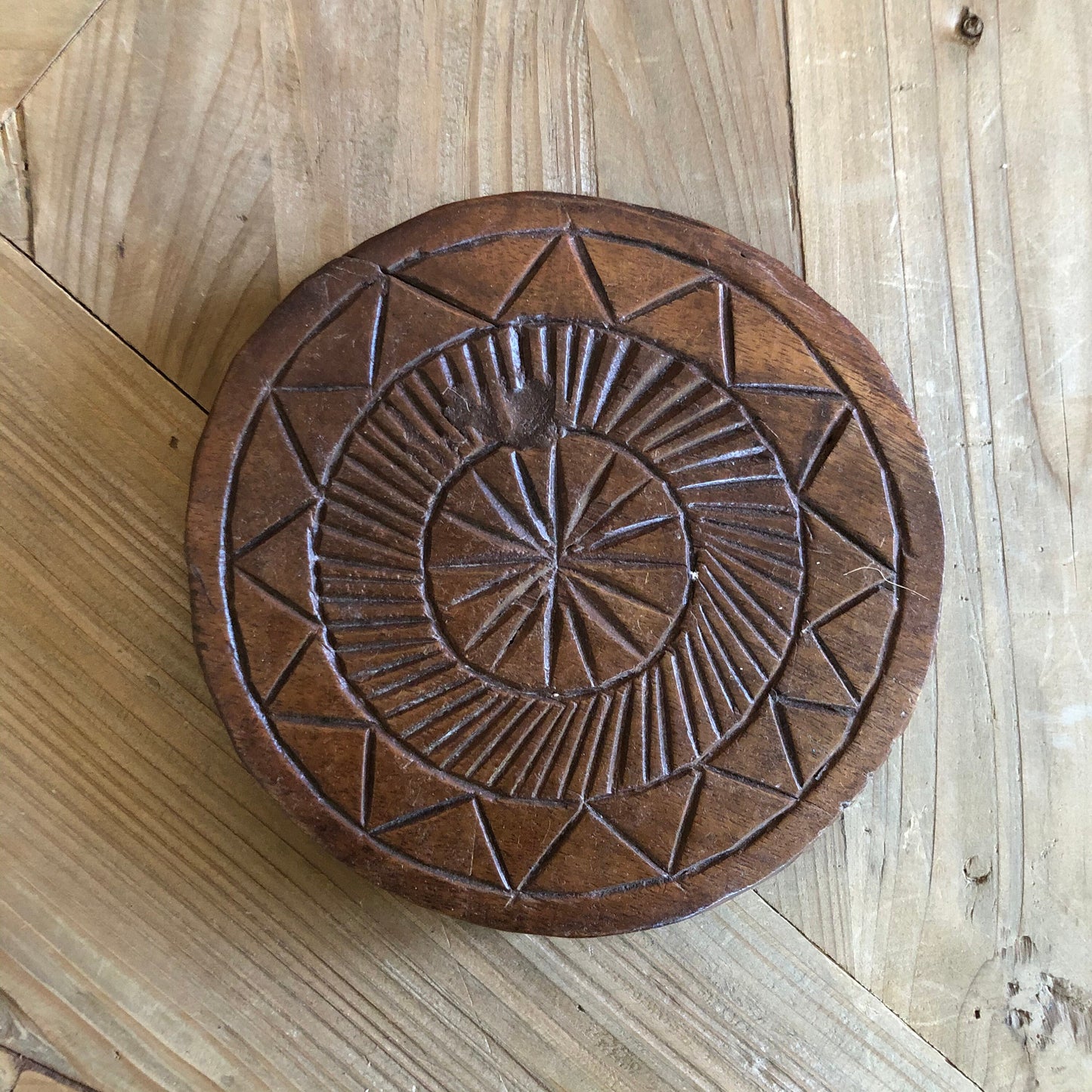 DECORATIVE CARVED WOODEN DISCS