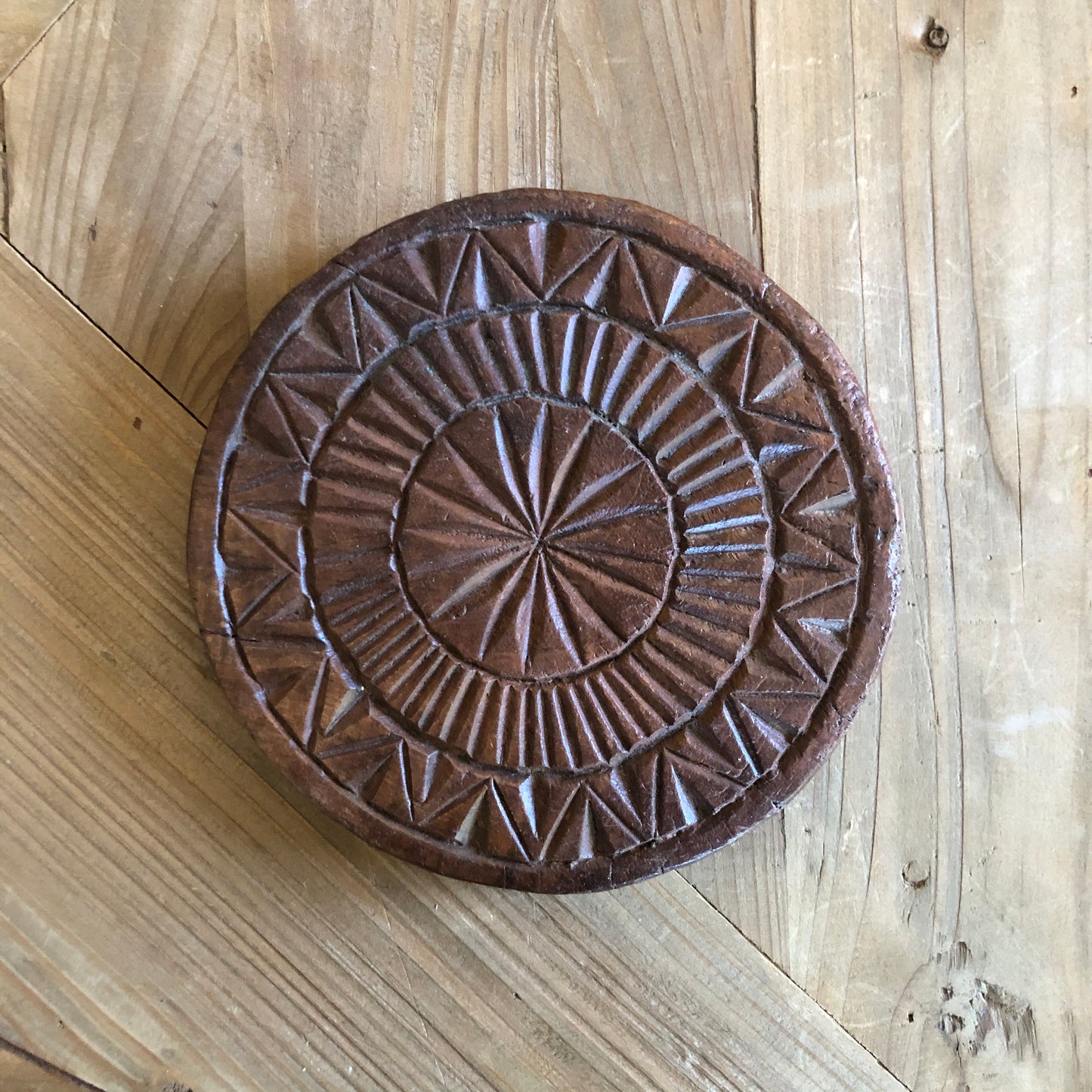 DECORATIVE CARVED WOODEN DISCS