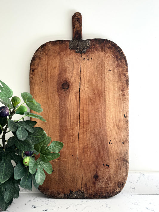 STUNNING EUROPEAN BREAD BOARD - large