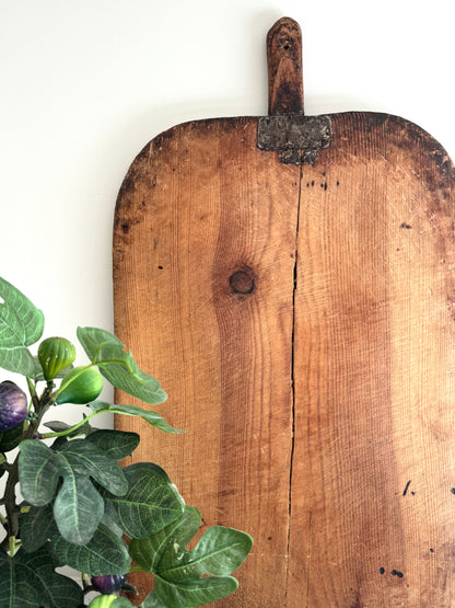 STUNNING EUROPEAN BREAD BOARD - large
