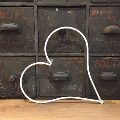 RUSTIC OUTLINE HEART