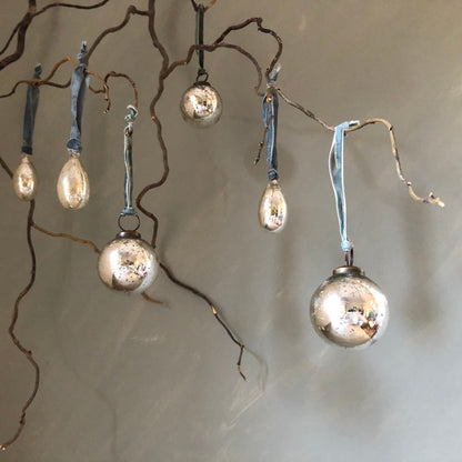 VINTAGE STYLE MIRRORED BAUBLES
