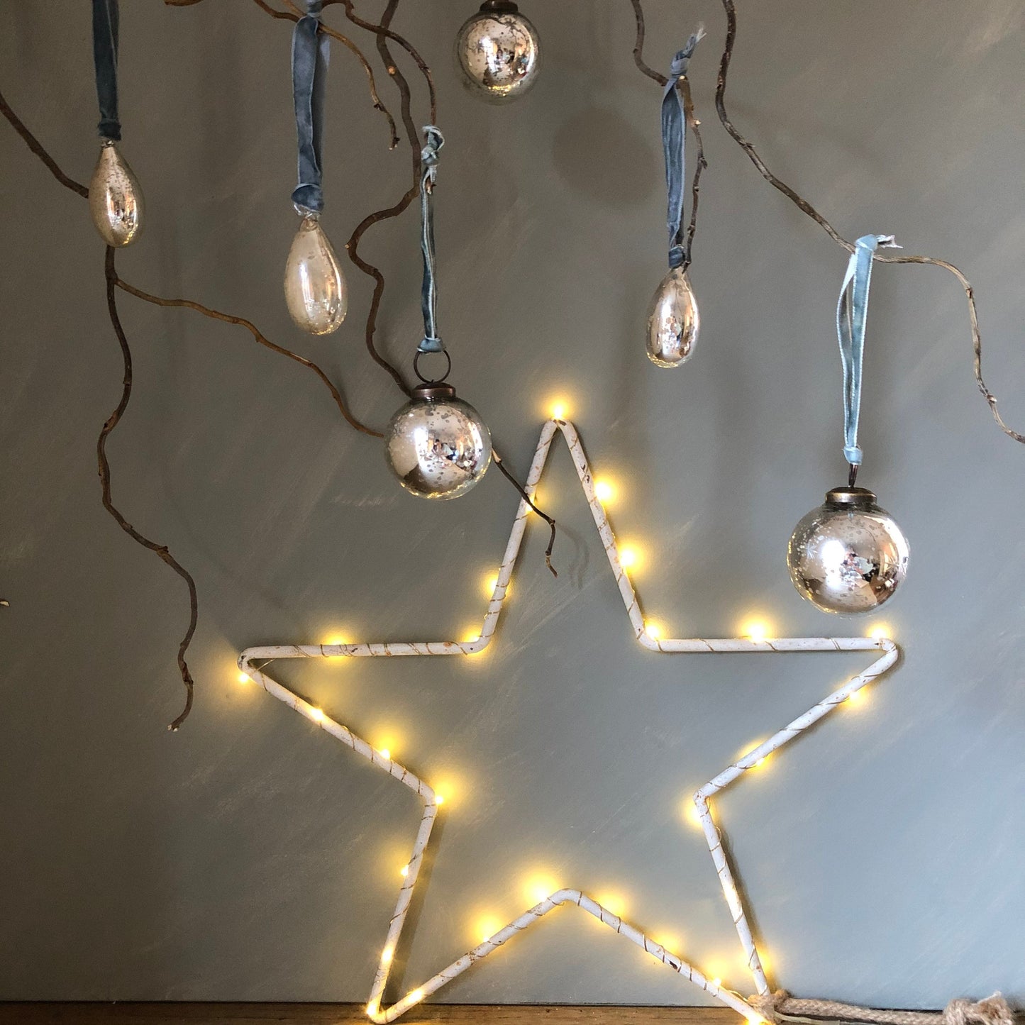 VINTAGE STYLE MIRRORED BAUBLES
