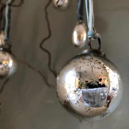 VINTAGE STYLE MIRRORED BAUBLES