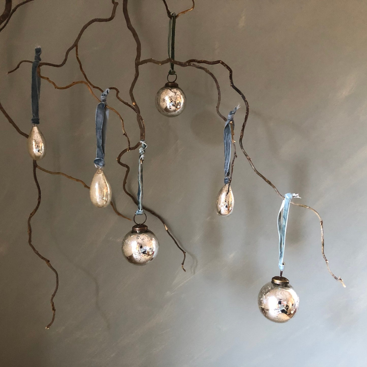 VINTAGE STYLE MIRRORED BAUBLES