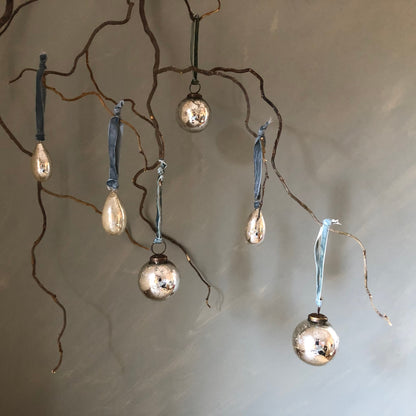 VINTAGE STYLE MIRRORED BAUBLES