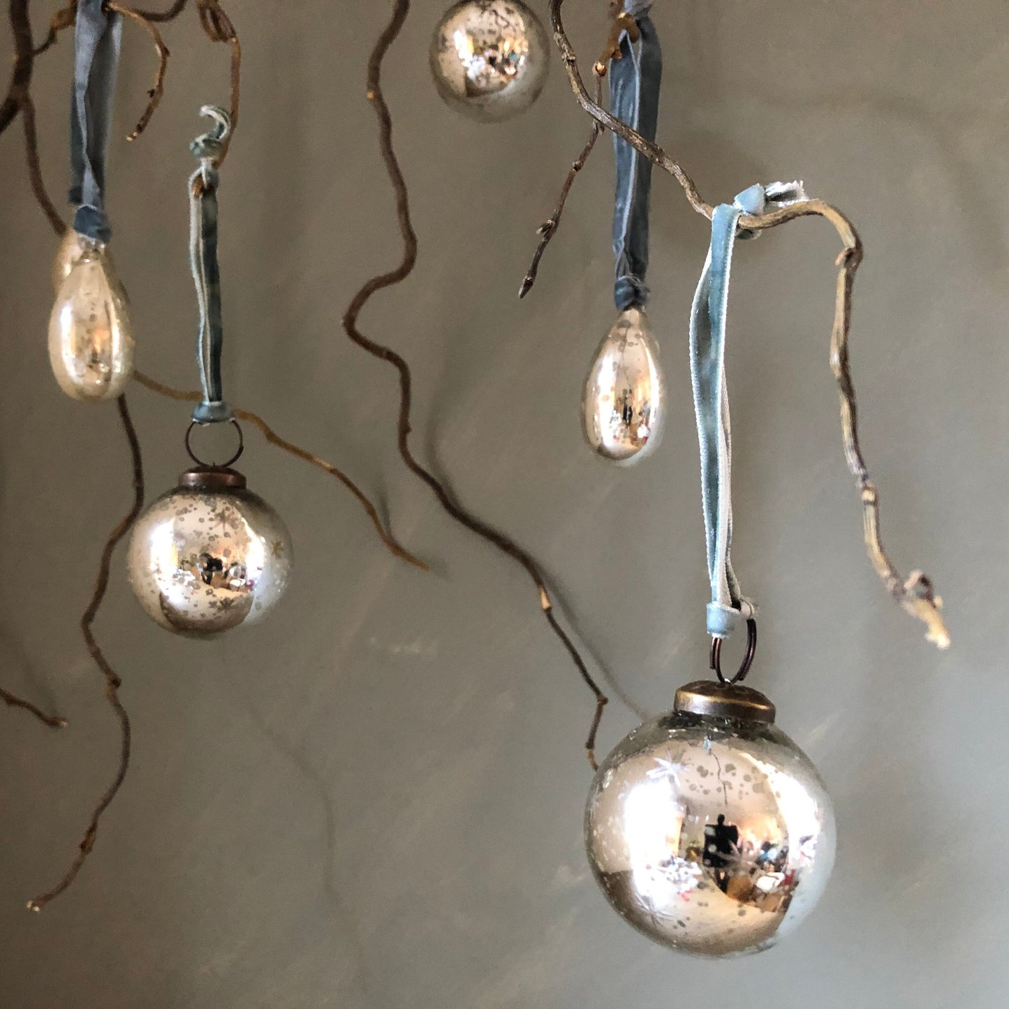 VINTAGE STYLE MIRRORED BAUBLES