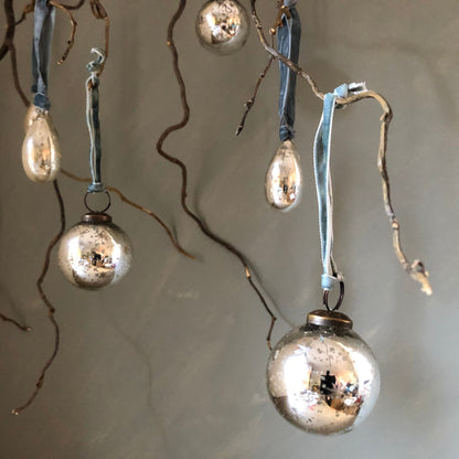 VINTAGE STYLE MIRRORED BAUBLES